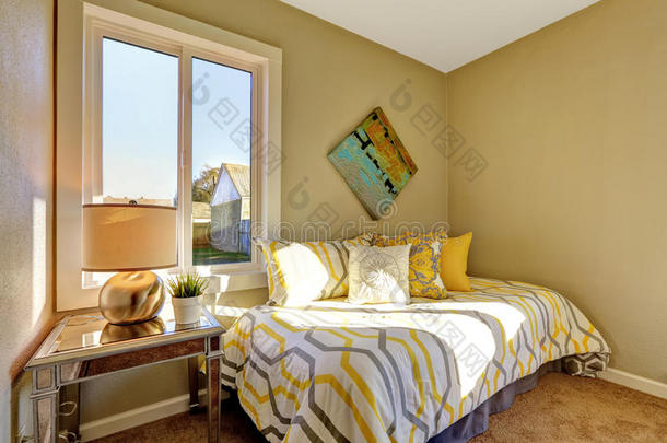 明亮的卧室，米色的墙壁。