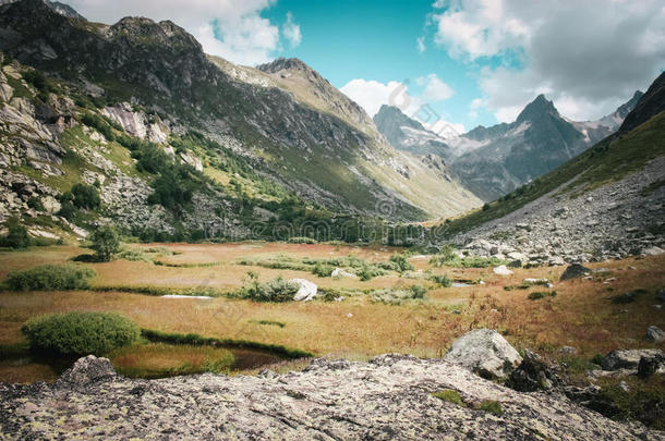 高加索山脉美丽的山谷和山峰，高加索山脉的主要山脊。 北高加索