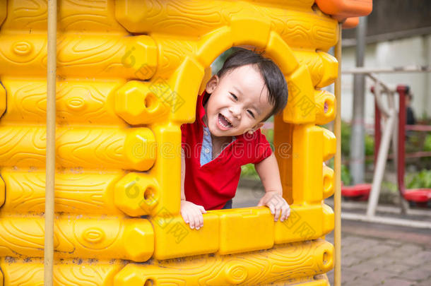 亚洲小男孩喜欢在儿童游乐场玩耍