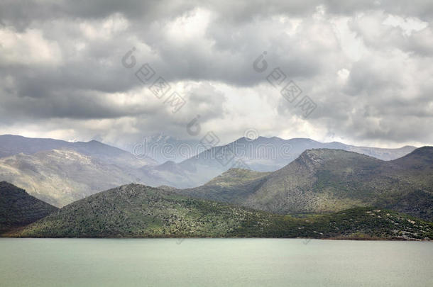 阿尔巴尼亚云哈尼语小山湖