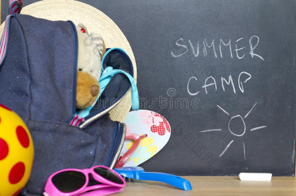 结束学校暑假夏令营的概念