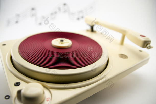 与老式红色唱片播放器和音符的构图