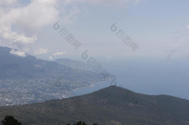 蓝天和大海与高山。