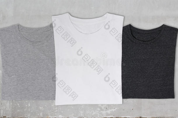 三件t恤（黑色、白色和灰色)的特写）。