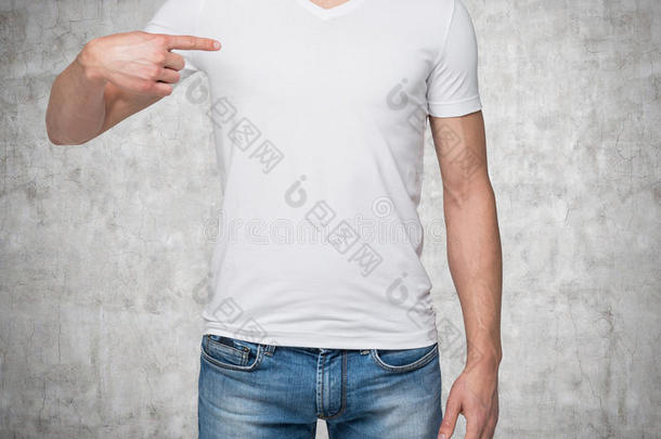 一个男人把手指指向一件空白的t恤的特写。