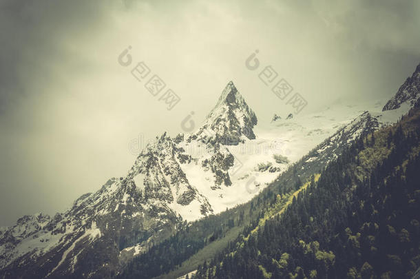 高加索山脉美丽的山谷和山峰，高加索山脉的主要山脊。 北高加索