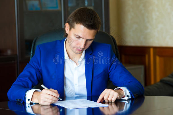 商人在大办公室签订合同