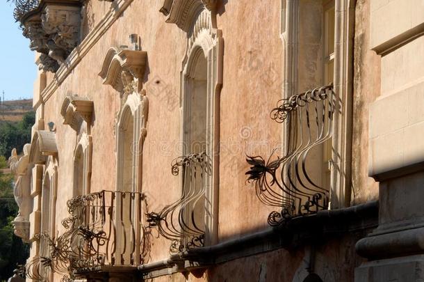 立面，有五扇门和一个阳台，一座优雅的建筑在西西里岛（意大利)的拉古萨）