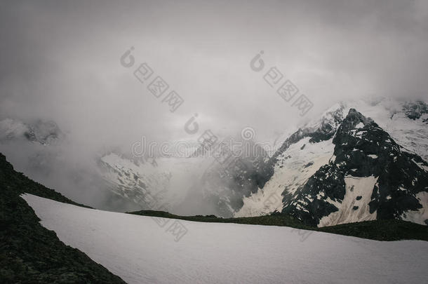 高加索山脉美丽的山谷和山峰，高加索山脉的主要山脊。 北高加索