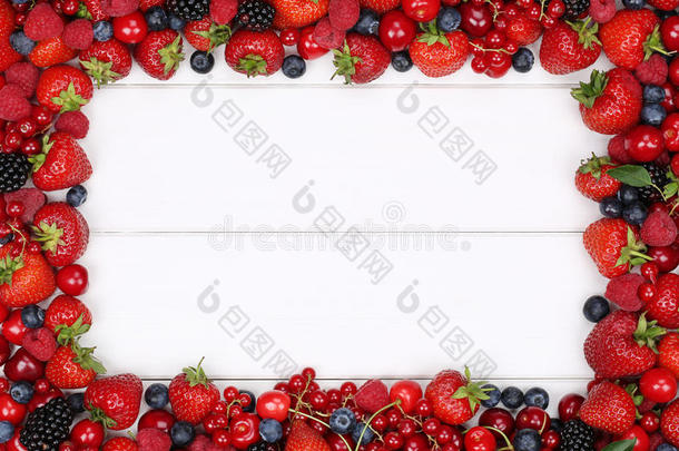 浆果水果框架与草莓，蓝莓，樱桃和