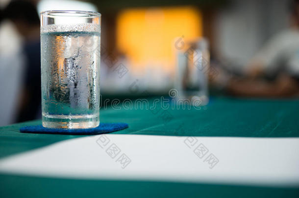 会议室桌子上的一杯冷水