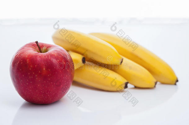 新鲜水果：苹果和香蕉