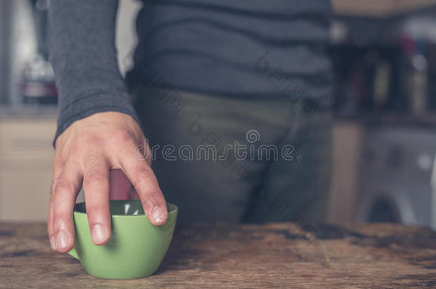 成人饮料咖啡概念杯子