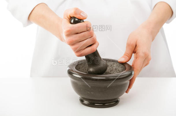 厨师的手用迫击炮和锤子敲打东西图片-包图网企业站