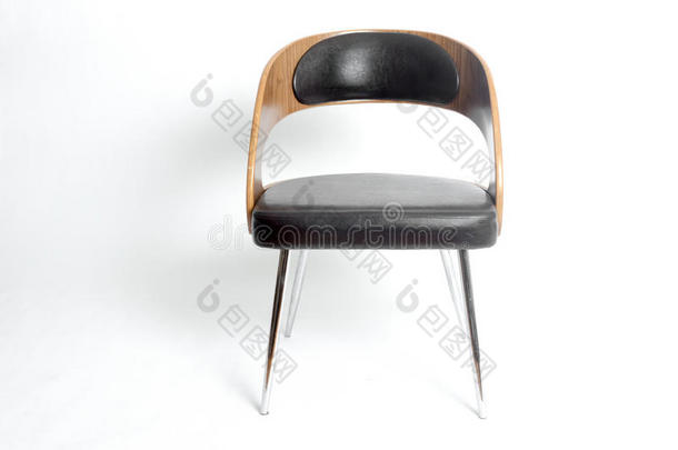 一把现代复古设计的椅子