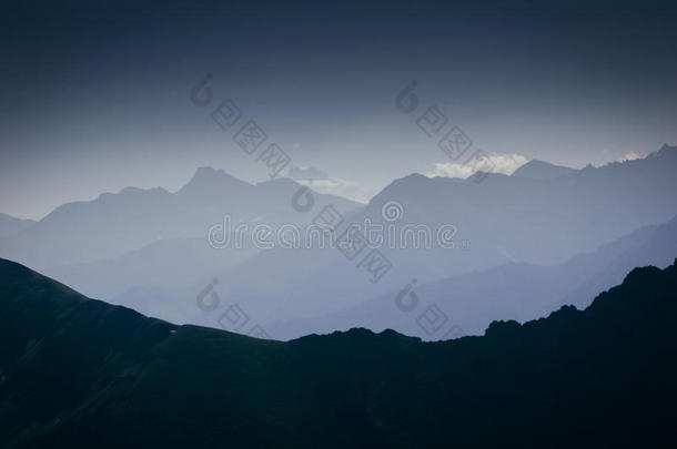 高加索山脉美丽的山谷和山峰，高加索山脉的主要山脊。 北高加索