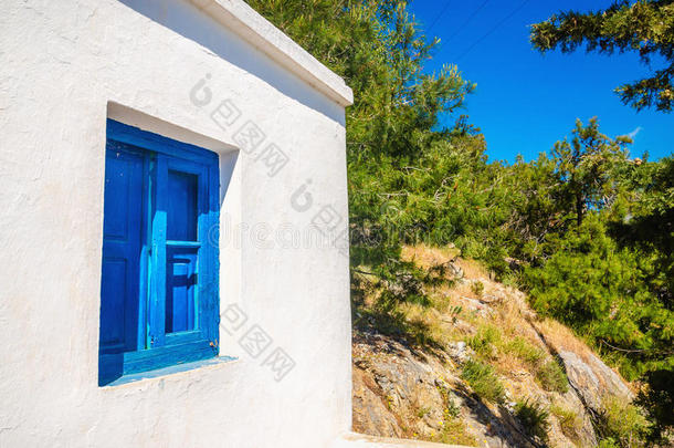 蓝色的木窗靠在清晰的白色墙壁上