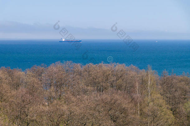 天线远方驳船海湾蓝色