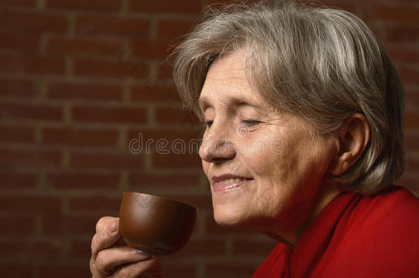 咖啡色背景的老年妇女