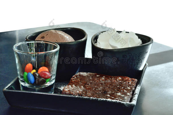 甜点冰淇淋巧克力勺与布朗尼套餐服务