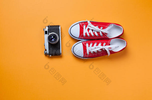 经典相机和红色胶鞋
