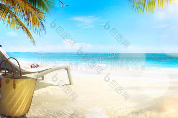 热带海滩上的艺术沙滩椅和帽子