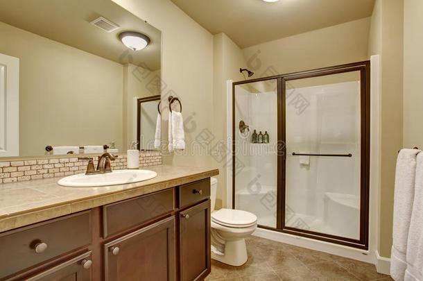 优雅的浴室有瓷砖地板。