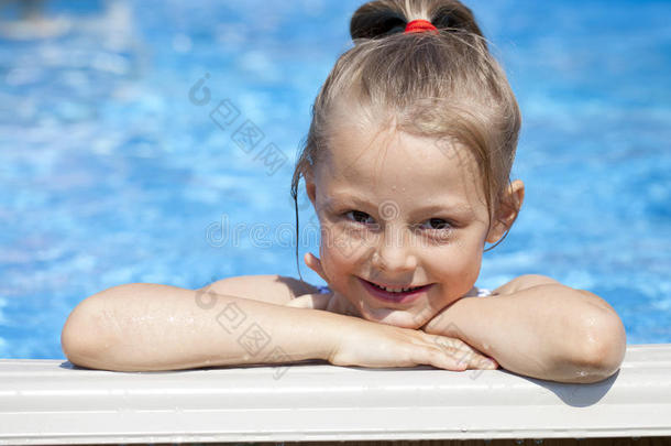 游泳池附近穿蓝色比基尼的女孩。 炎热的夏天