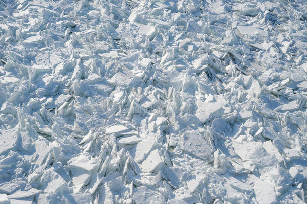 蒙特利尔冻结的圣劳伦斯河的详细照片，有破碎的冰和尖峰。