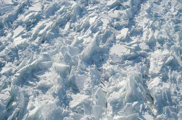蒙特利尔<strong>冻结</strong>的圣劳伦斯河的详细照片，有破碎的冰和尖峰。