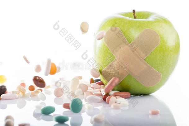 绿色苹果，带<strong>创可贴</strong>和各种药丸