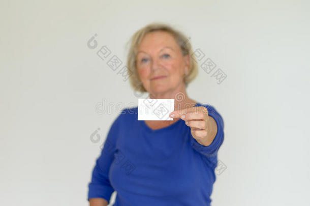 老太太拿着一张空白卡