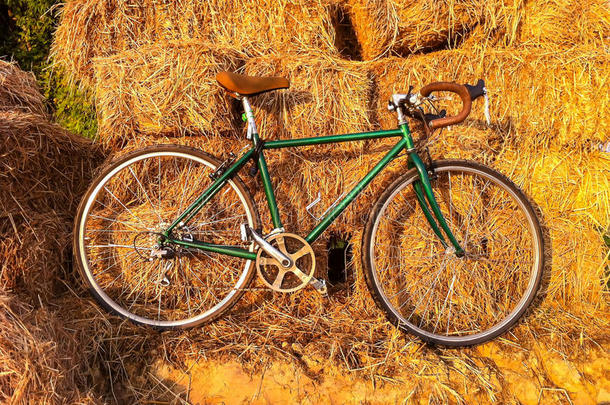 自行车在农村稻草景观形象与剪影早晨