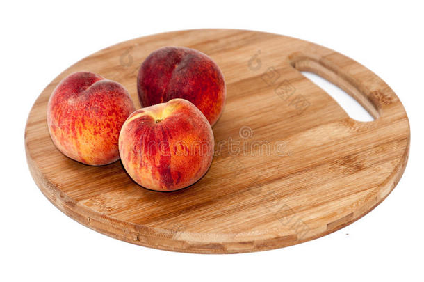 厨房木板上的新鲜桃子