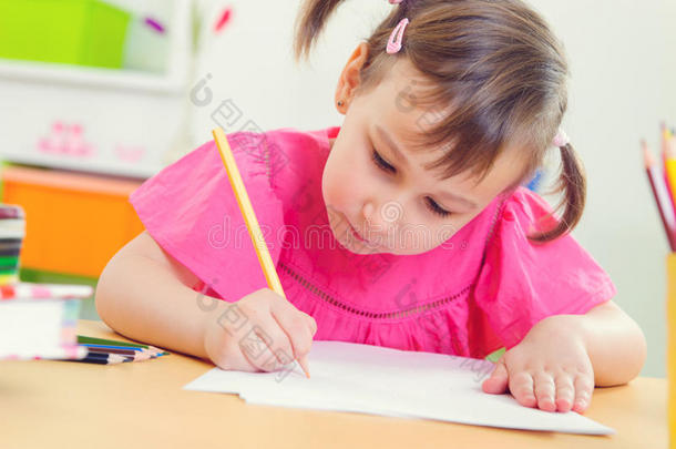 可爱的小女孩用五颜六色的铅笔画画