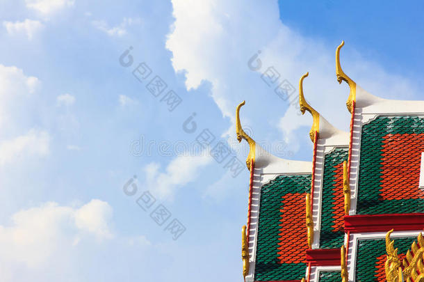 曼谷佛教寺庙屋顶上精致的泰国艺术，