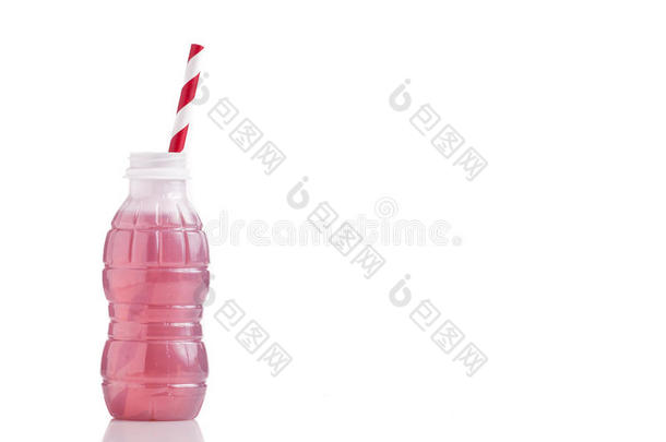 一瓶红色柠檬水或果汁和条纹吸管