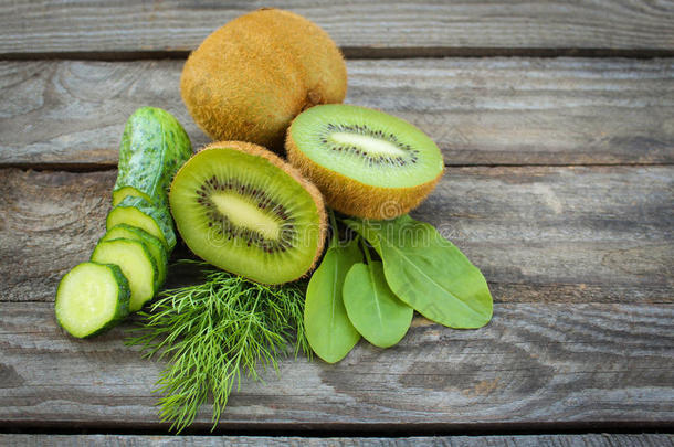 绿色蔬菜和水果：猕猴桃，黄瓜，迪尔，木背景的山梨。