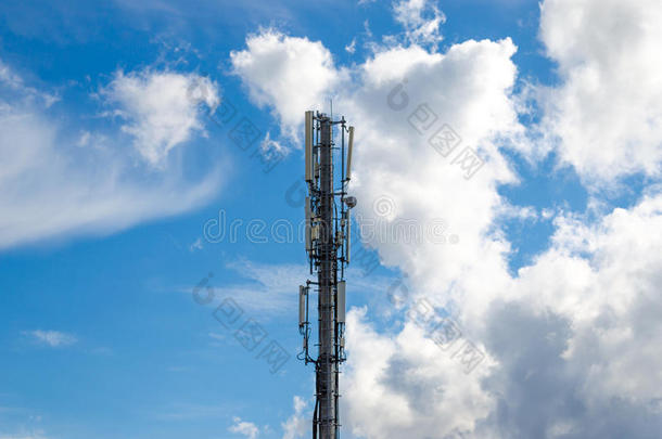 移动网络塔上的天线。 全球移动通信系统。