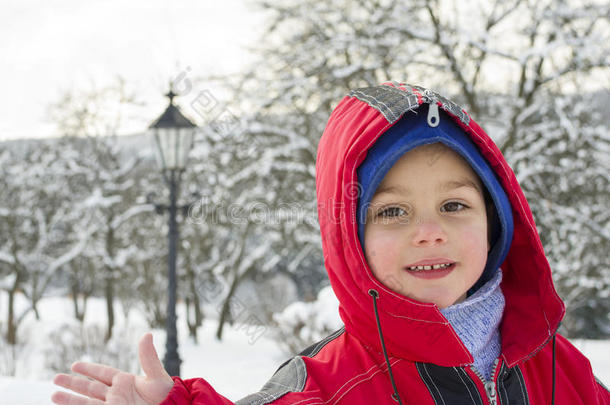 孩子在冬季度假胜地滑雪吧