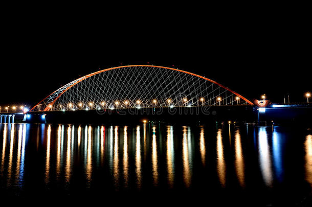 在夜间<strong>光线</strong>下有<strong>红色</strong>拱门的桥