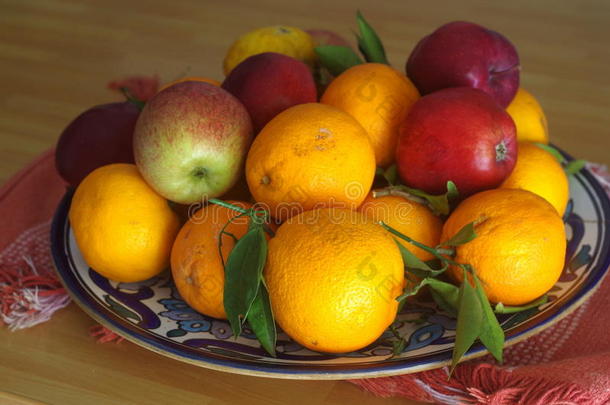 水果碗里装满了各种水果，橘子，橘子，苹果，梨