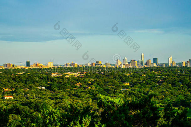 奥斯汀德克萨斯天际线蓝天日全景绿地景观
