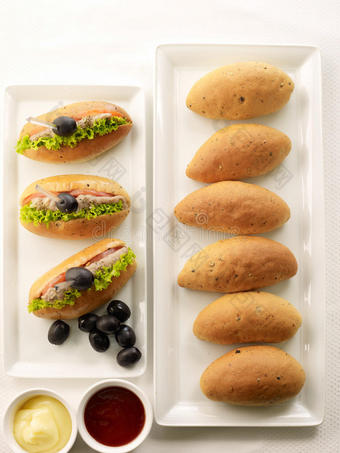 白色背景的面包包子和三明治包子图片