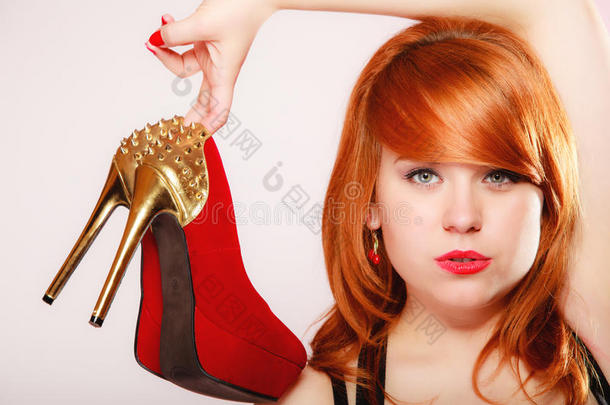 穿着红色<strong>高跟高跟</strong>鞋的时尚女孩。