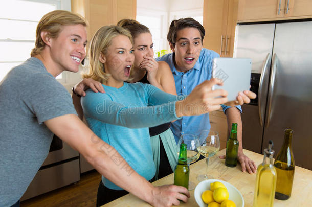 一家人聚在一起看电视平板电脑上的体育游戏，流媒体视频兴奋和庆祝