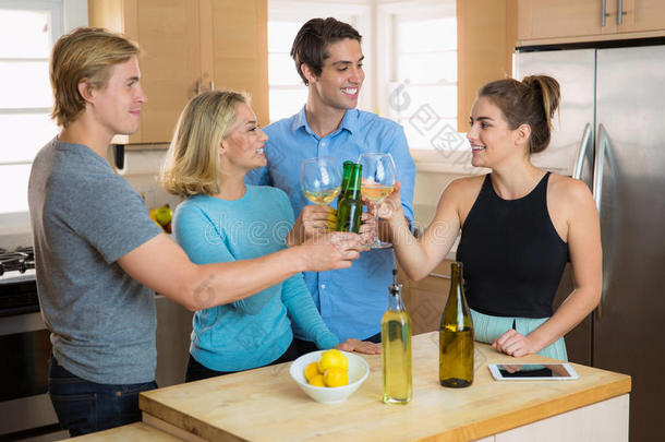 七月四日的派对，与一群朋友一起品尝啤酒，并举行一次家庭聚会庆祝活动，一起玩