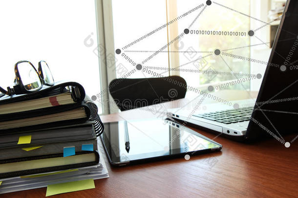 <strong>办公桌</strong>上的商业文件与智能手机和眼镜，<strong>现代</strong>钢笔与笔记本电脑在工作空间的概念