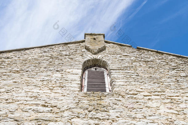 带有窗户和十字形的中世纪教堂的立面
