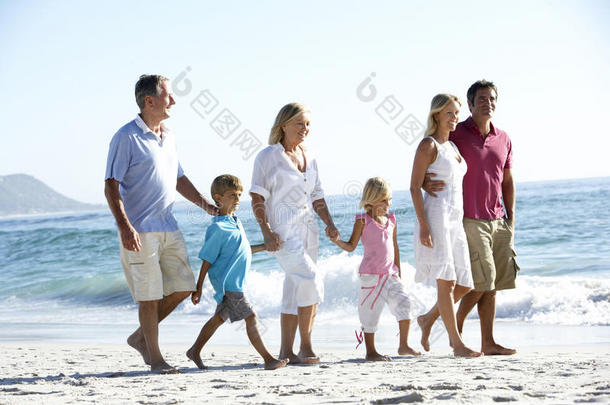 走在沙滩上的<strong>三代</strong>家庭